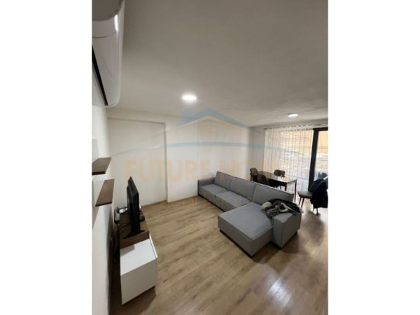 Tirane, jepet me qera apartament 2+1+Ballkon Kati 5, 93 m² 600 € (Fusha e Aviacionit)