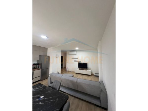 Tirane, jepet me qera apartament 2+1+Ballkon Kati 5, 93 m² 600 € (Fusha e Aviacionit)