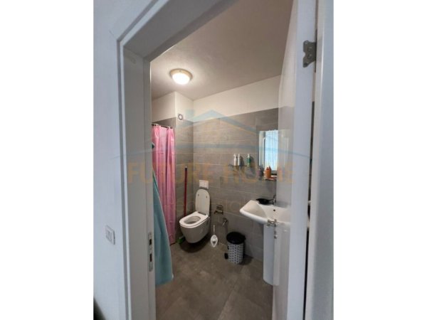 Tirane, jepet me qera apartament 2+1+Ballkon Kati 5, 93 m² 600 € (Fusha e Aviacionit)