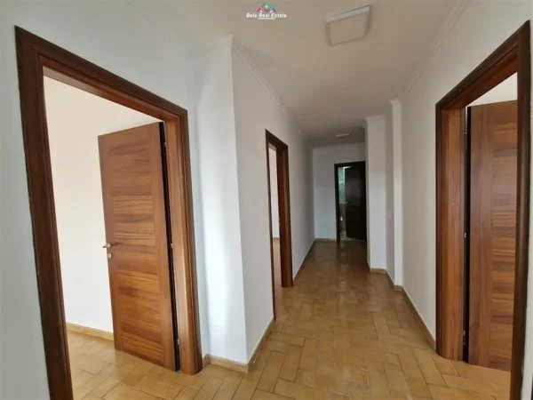 Tirane, jepet me qera zyre Kati 12, 157 m² 2.500 € (blloku)