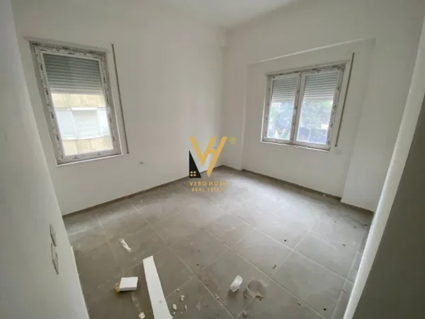 Tirane, jepet me qera zyre Kati 2, 100 m² 1.000 € (QENDER)