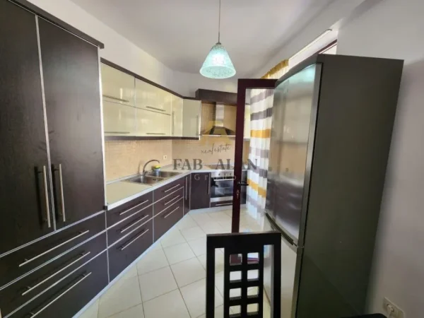 Tirane, shitet apartament 2+1+2+3 BLK Kati 3, 111 m² 135.000 € (Fresku)