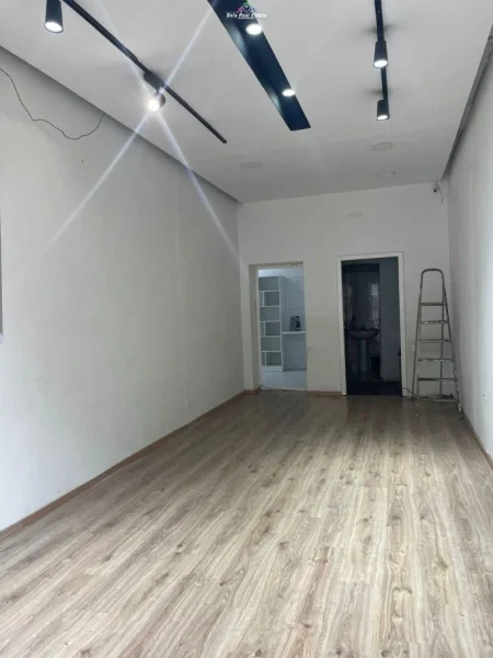 Tirane, jepet me qera dyqan Kati 0, 48 m² 700 € (Rrugen Asim Vokshi)