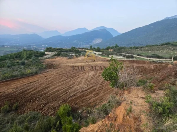 Tirane, shitet toke , 5.100 m² 139.000 € (Linze)