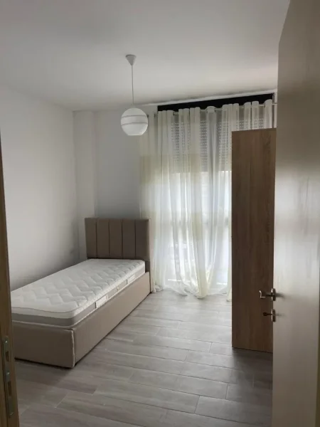 Tirane, jepet me qera apartament 3+1 Kati 2, 120 m² 500 € (5 maji)