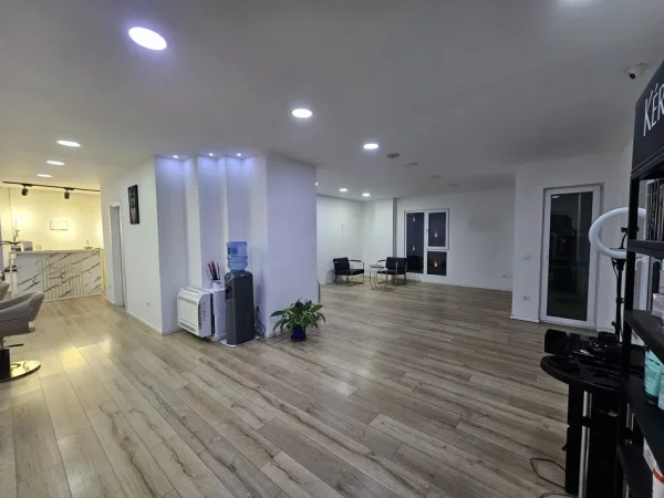 Tirane, jepet me qera zyre Kati 2, 175 m² 2.300 € (rruga e elbasanit)