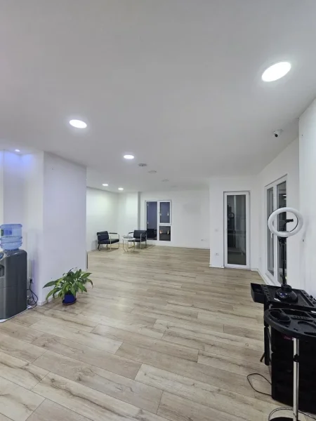 Tirane, jepet me qera zyre Kati 2, 175 m² 2.300 € (rruga e elbasanit)