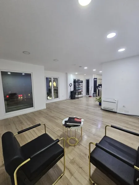 Tirane, jepet me qera zyre Kati 2, 175 m² 2.300 € (rruga e elbasanit)