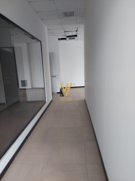 Tirane, jepet me qera zyre Kati 1, 230 m² 2.800 € (PALLATI ME SHIGJETA)