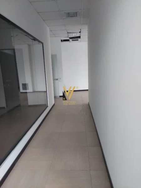 Tirane, jepet me qera zyre Kati 1, 230 m² 2.800 € (PALLATI ME SHIGJETA)