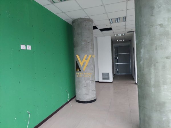 Tirane, jepet me qera zyre Kati 1, 230 m² 2.800 € (PALLATI ME SHIGJETA)