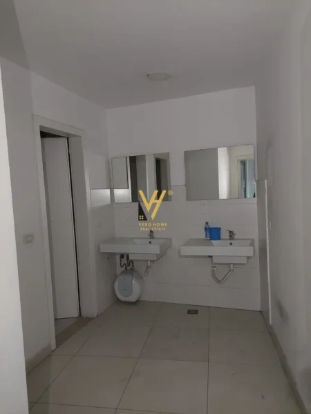 Tirane, jepet me qera zyre Kati 1, 230 m² 2.800 € (PALLATI ME SHIGJETA)