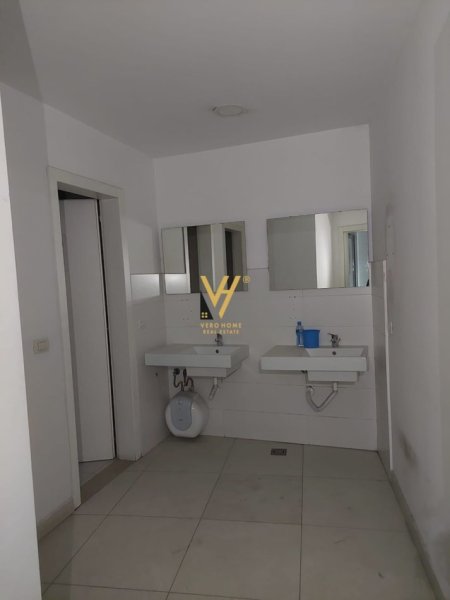 Tirane, jepet me qera zyre Kati 1, 230 m² 2.800 € (PALLATI ME SHIGJETA)