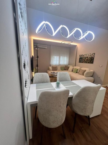 Tirane, jepet me qera apartament 1+1+Ballkon Kati 2, 62 m² 900 € (bllok)