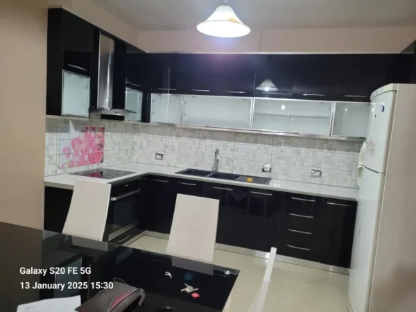 Tirane, jepet me qera apartament 1+1+2, Ballkon, Kati 3, 88 m² 40000Lek/m (Rr. Loni Ligori)