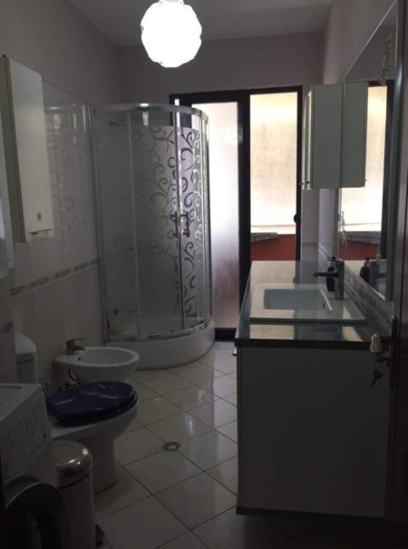 Tirane, jepet me qera apartament 1+1+Ballkon Kati 3, 88 m² 400 € (Loni Ligori)