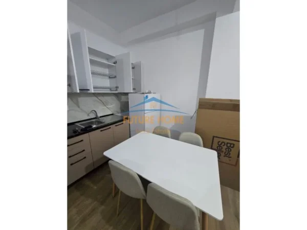 Tirane, jepet me qera apartament 1+1 Kati 5, 60 m² 400 € (ALI DEM)