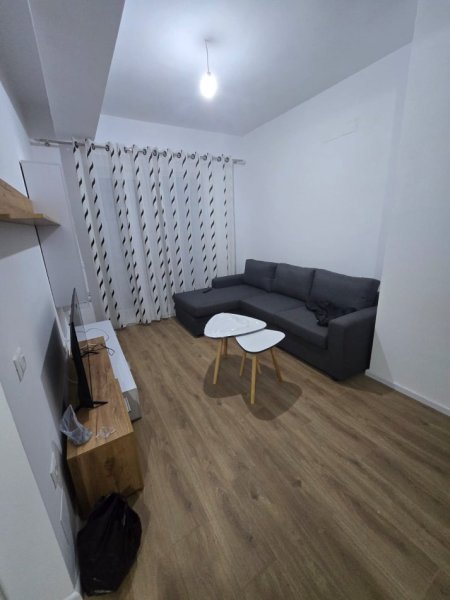 Tirane, jepet me qera apartament 1+1 Kati 5, 60 m² 400 € (Ali Dem)