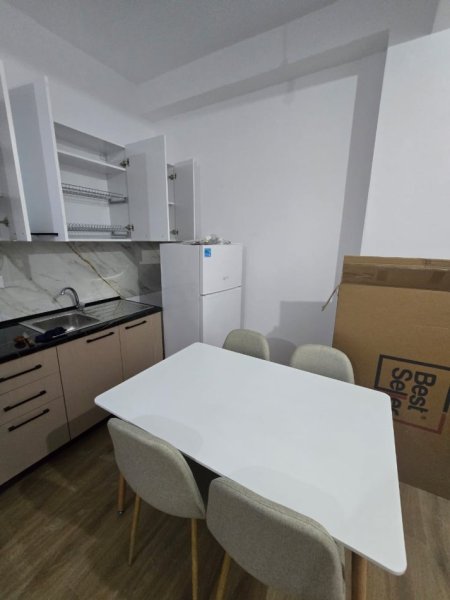 Tirane, jepet me qera apartament 1+1 Kati 5, 60 m² 400 € (Ali Dem)