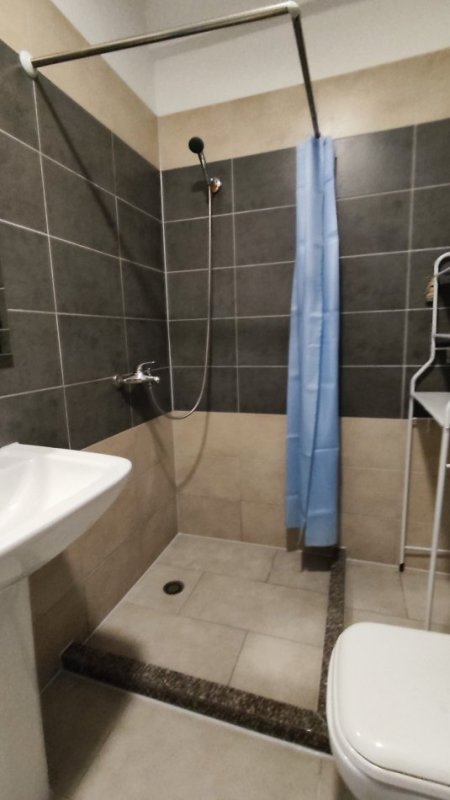 Tirane, jepet me qera apartament 2+1+Ballkon Kati 7, 80 m² 601 € (Rruga Bedri Karapici. përballe me spitalin amerikan 3)