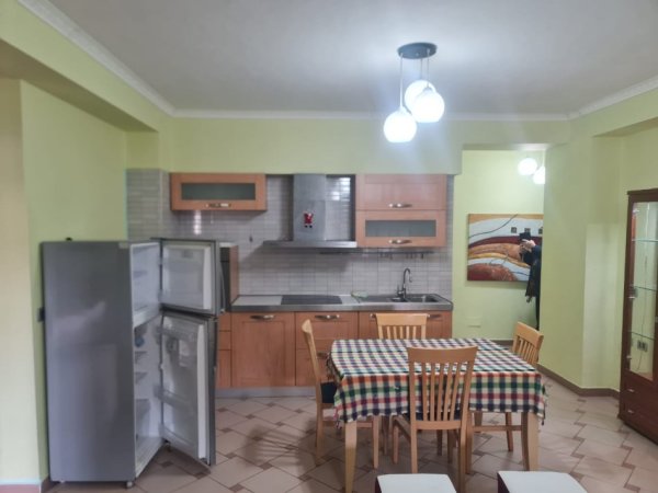Tirane, jepet me qera apartament 1+1 Kati 2, 74 m² 650 € (Rruga e Kavajes)
