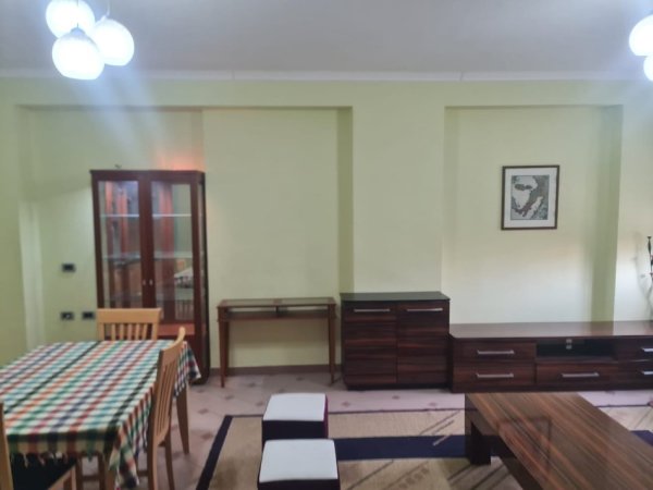 Tirane, jepet me qera apartament 1+1 Kati 2, 74 m² 650 € (Rruga e Kavajes)