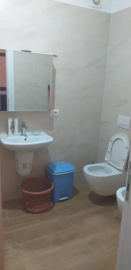 Tirane, jepet me qera apartament 1+1+Ballkon Kati 4, 78 m² 400 € (Grand Galleria)