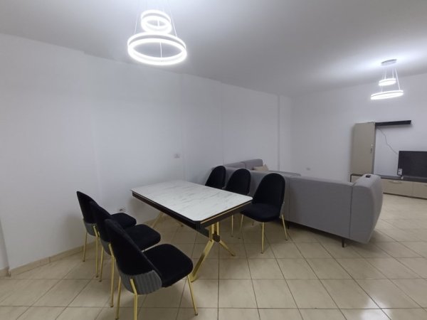Tirane, jepet me qera apartament 2+1+Ballkon Kati 7, 90 m² 600 € (Rruga e Kavajes)