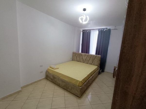 Tirane, jepet me qera apartament 2+1+Ballkon Kati 7, 90 m² 600 € (Rruga e Kavajes)
