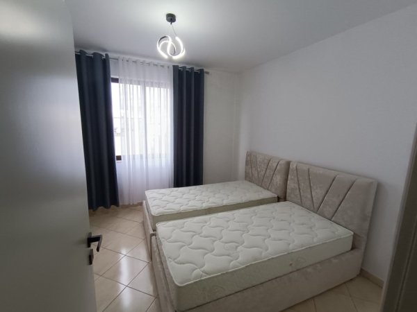 Tirane, jepet me qera apartament 2+1+Ballkon Kati 7, 90 m² 600 € (Rruga e Kavajes)