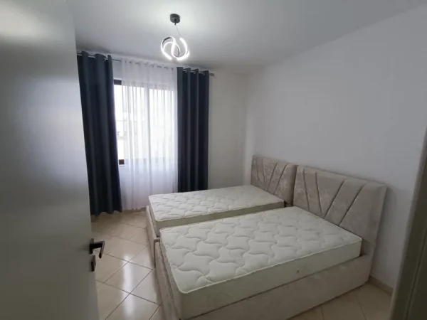 Tirane, jepet me qera apartament 2+1+Ballkon Kati 7, 90 m² 600 € (Rruga e Kavajes)