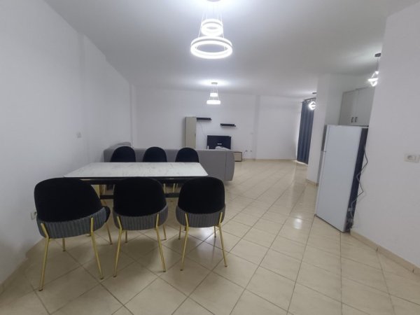 Tirane, jepet me qera apartament 2+1+Ballkon Kati 7, 90 m² 600 € (Rruga e Kavajes)