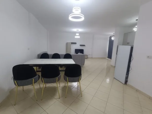 Tirane, jepet me qera apartament 2+1+Ballkon Kati 7, 90 m² 600 € (Rruga e Kavajes)