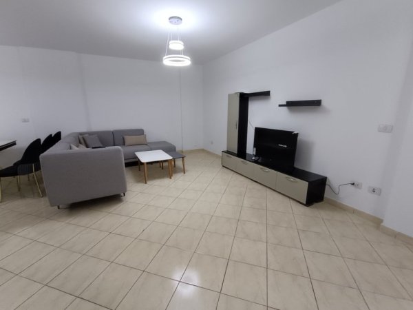 Tirane, jepet me qera apartament 2+1+Ballkon Kati 7, 90 m² 600 € (Rruga e Kavajes)