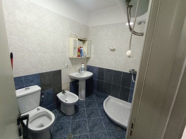 Tirane, jepet me qera apartament 2+1+Ballkon Kati 7, 90 m² 600 € (Rruga e Kavajes)