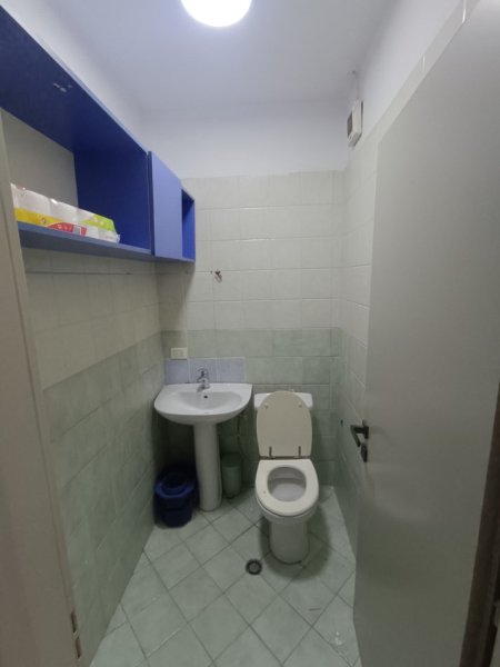 Tirane, jepet me qera apartament 2+1+Ballkon Kati 7, 90 m² 600 € (Rruga e Kavajes)