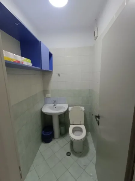 Tirane, jepet me qera apartament 2+1+Ballkon Kati 7, 90 m² 600 € (Rruga e Kavajes)