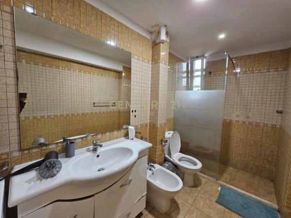 Tirane, jepet me qera apartament 1+1 Kati 2, 67 m² 750 € (Qender)