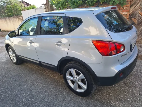 Tirane, shes makine Nissan Qashqai Nafte, gri metalizato automatik Kondicioner 129.000 km 5.000 €