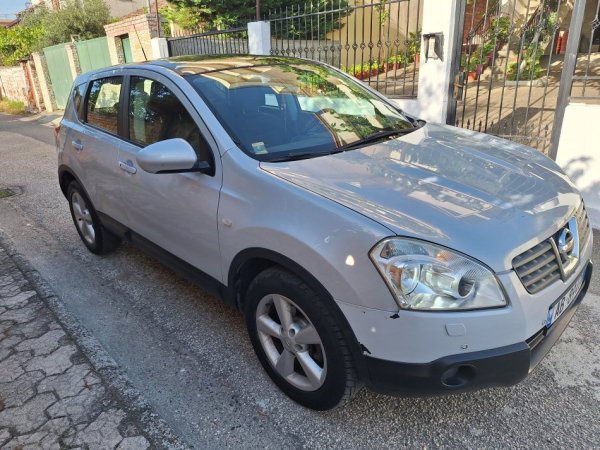 Tirane, shes makine Nissan Qashqai Nafte, gri metalizato automatik Kondicioner 129.000 km 5.000 €