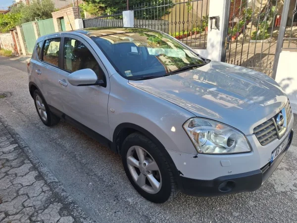 Tirane, shes makine Nissan Qashqai Nafte, gri metalizato automatik Kondicioner 129.000 km 5.000 €
