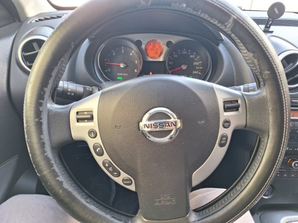 Tirane, shes makine Nissan Qashqai Nafte, gri metalizato automatik Kondicioner 129.000 km 5.000 €