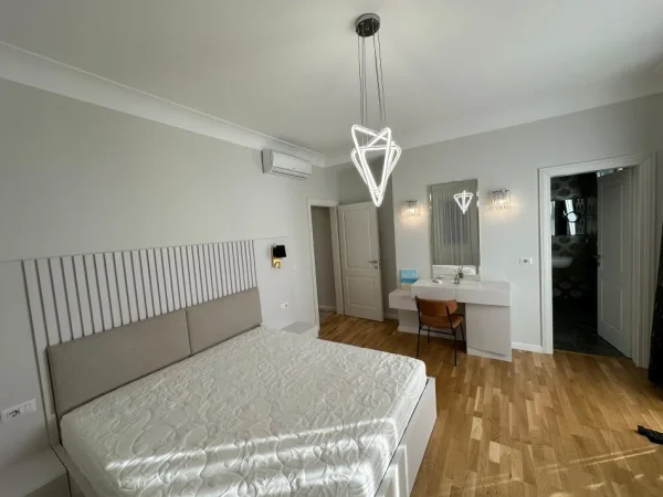 Tirane, jepet me qera apartament 2+1+Ballkon Kati 2, 129 m² 1.500 € (TEG)