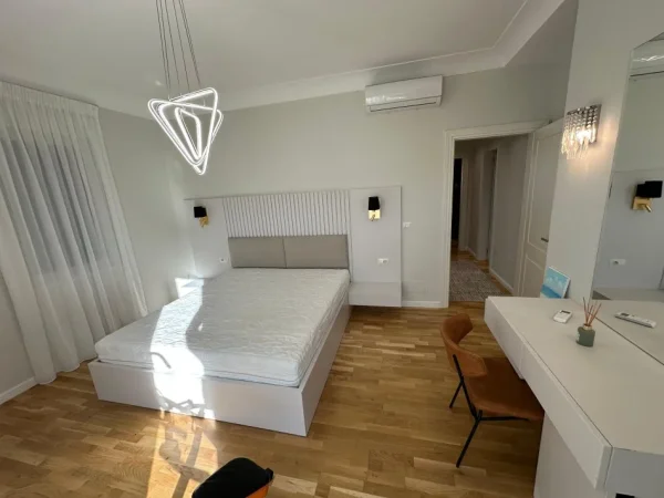 Tirane, jepet me qera apartament 2+1+Ballkon Kati 2, 129 m² 1.500 € (TEG)