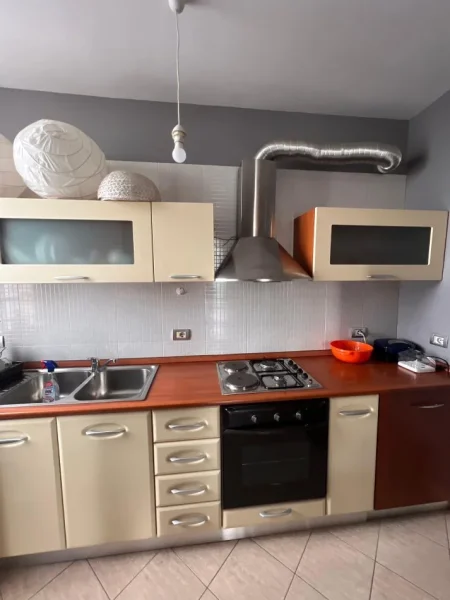 Tirane, jepet me qera apartament 1+1 Kati 7, 70 m² 500 € (APARTAMENT 1+1 ME QIRA TEK SELVIA)