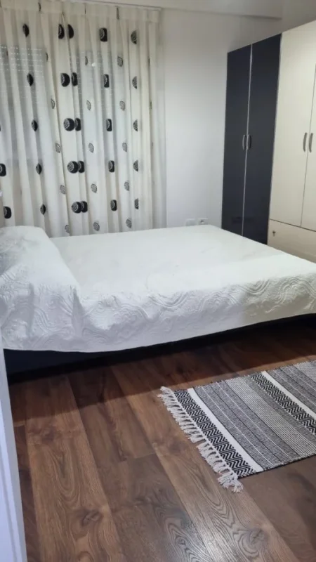 Tirane, jepet me qera apartament 1+1+Ballkon Kati 3, 63 m² 650 € (Kristal)