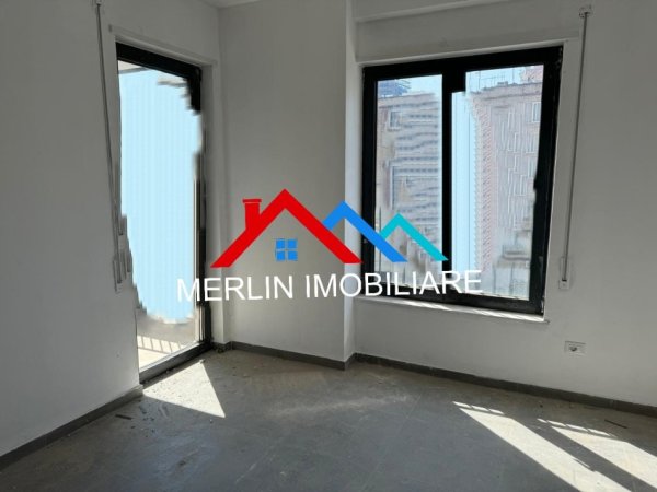 Tirane, jepet me qera zyre Kati 2, 50 m² 450 € (BULEVARDI I RI)