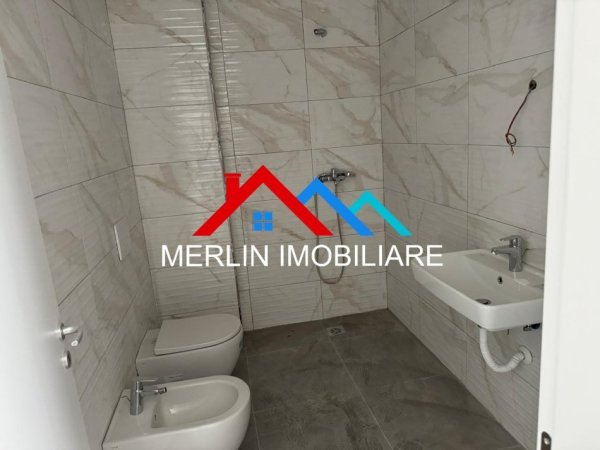 Tirane, jepet me qera zyre Kati 2, 50 m² 450 € (BULEVARDI I RI)