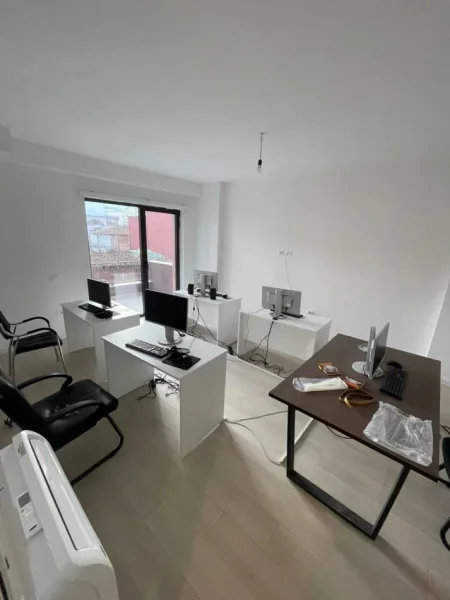 Tirane, jepet me qera zyre Kati 2, 100 m² 700 € (Spitali Gjerman)