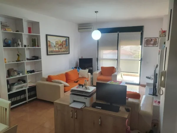 Tirane, jepet me qera apartament 2+1+Ballkon Kati 3, 100 m² 56.000 € (Vllazen Huta)